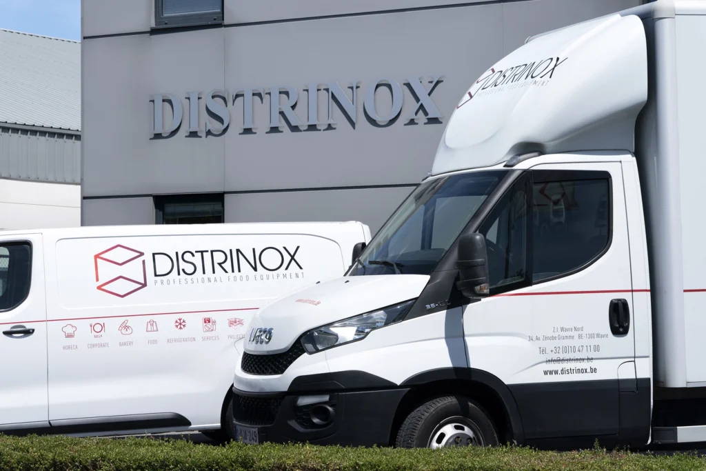 Camionettes et façade de l'entreprise Distinox Wavre