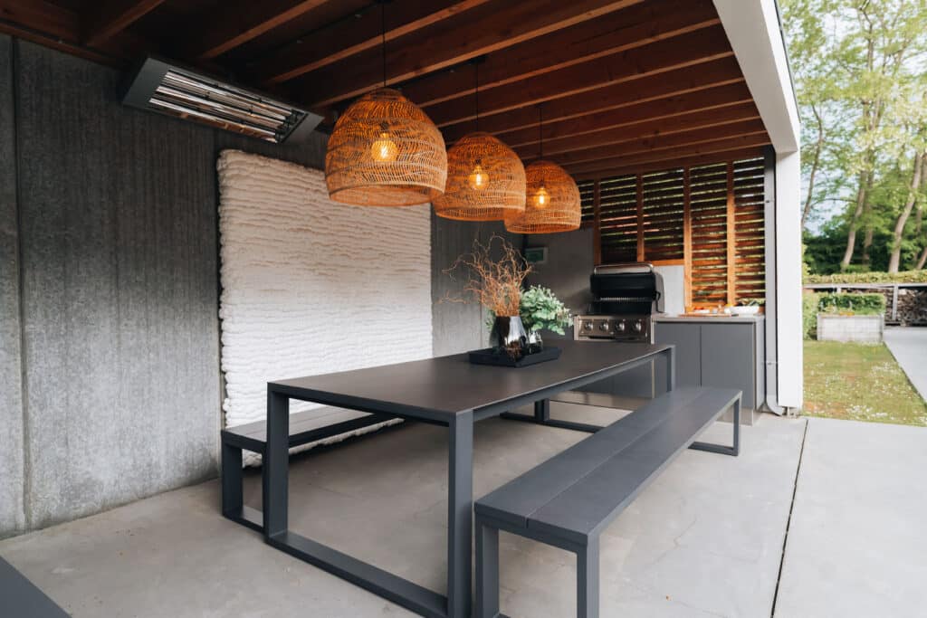 Terrasse aménagée avec une cuisine extérieure Outdoor Passion avec finition Trespa